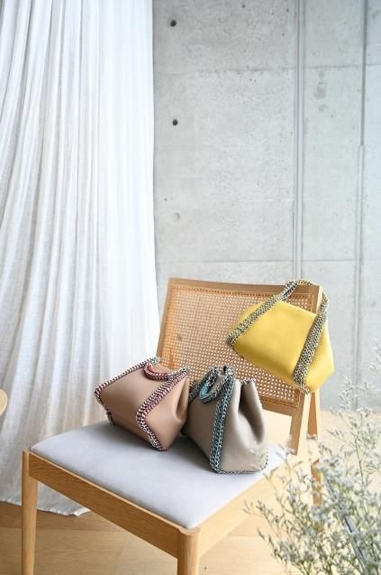 de Couture(デクチュール)2WAYチェーントートバッグSサイズ Albaster(Light Greyish)/Blue