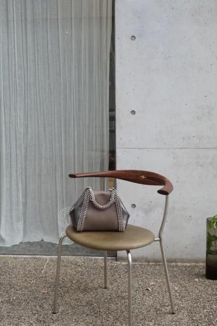de Couture(デクチュール)2WAYチェーントートバッグSサイズ Brown/Metallic Silver