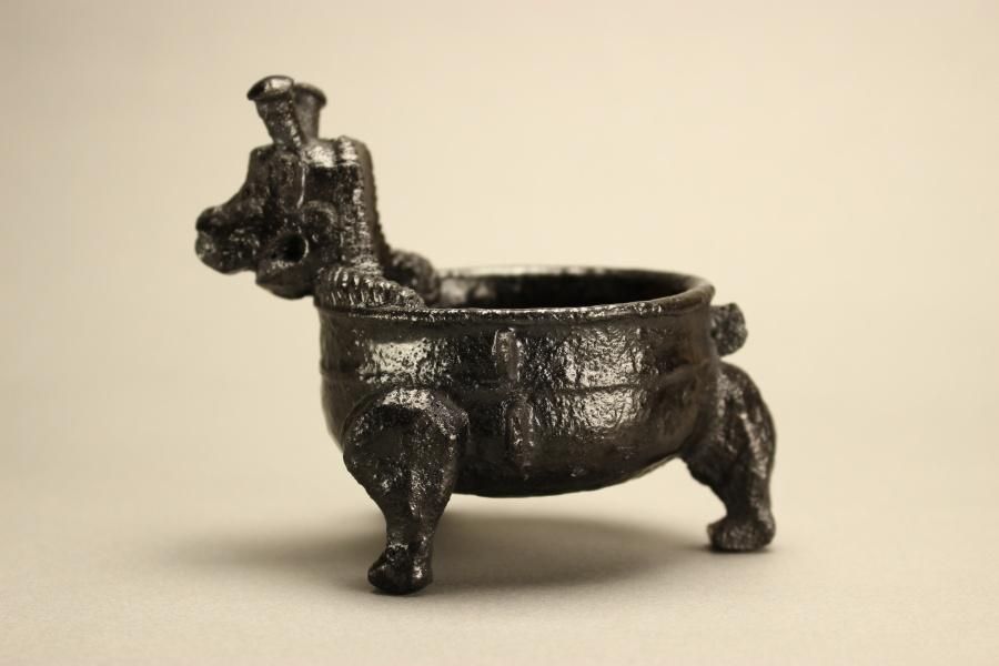 橋本一成 黒釉饕餮文酒杯 [ Kuro-yu Toutetsu-mon Shuhai by
