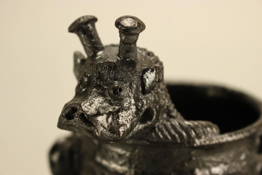 橋本一成 黒釉饕餮文酒杯 [ Kuro-yu Toutetsu-mon Shuhai by