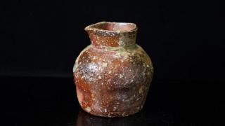 հ ھ [ Shigaraki Jar Shaped Tokkuri by Aiko Watanabe ]