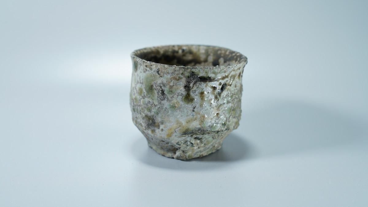 新品★須釜優子【師：谷本洋】伊賀花唐草文麦酒器★貝跡、ビードロ 須釜 優子 / 伊賀貝目鉢 / Su09 / 約φ11.5cm / 植木鉢 – ハチラボ