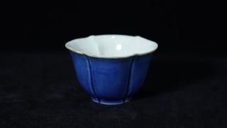 <img class='new_mark_img1' src='https://img.shop-pro.jp/img/new/icons8.gif' style='border:none;display:inline;margin:0px;padding:0px;width:auto;' />û  [ Cobalt Blue Lobed Sake Cup by Ryoko Suzuki ]