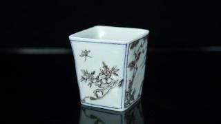 <img class='new_mark_img1' src='https://img.shop-pro.jp/img/new/icons8.gif' style='border:none;display:inline;margin:0px;padding:0px;width:auto;' />û ̲ĳʸ [  Purple-glazed Sake Cup with Floral and Butterfly Design by Ryoko Suzuki ]