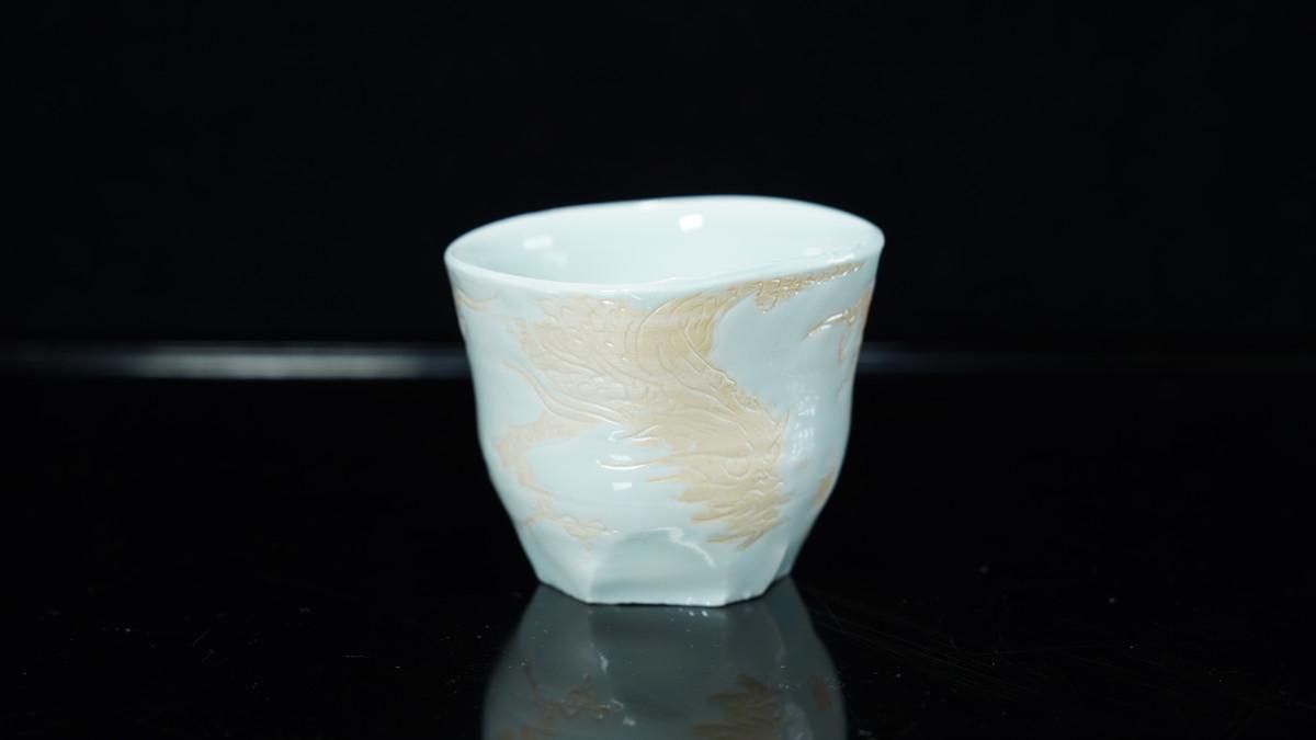 鈴木涼子 白磁刻花龍文盃 [ White Porcelain Sake Cup with