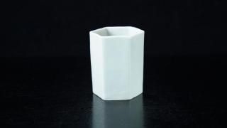 <img class='new_mark_img1' src='https://img.shop-pro.jp/img/new/icons8.gif' style='border:none;display:inline;margin:0px;padding:0px;width:auto;' />û ϻ [ Hexagonal White Porcelain Sake Cup by Ryoko Suzuki ]
