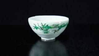 <img class='new_mark_img1' src='https://img.shop-pro.jp/img/new/icons8.gif' style='border:none;display:inline;margin:0px;padding:0px;width:auto;' />û кζʸ [ Green-glazed Sake Cup with Dragon Design by Ryoko Suzuki ]