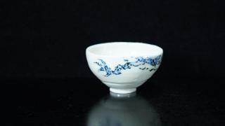 <img class='new_mark_img1' src='https://img.shop-pro.jp/img/new/icons8.gif' style='border:none;display:inline;margin:0px;padding:0px;width:auto;' />û Ĳζʸ [ Blue and White Sake Cup with Dragon Design by Ryoko Suzuki ]