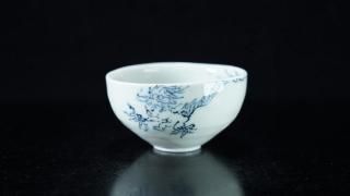 <img class='new_mark_img1' src='https://img.shop-pro.jp/img/new/icons8.gif' style='border:none;display:inline;margin:0px;padding:0px;width:auto;' />û Ĳζʸ [ Blue and White Sake Cup with Karako wearing Doragon Mask Design by Ryoko Suzuki ]