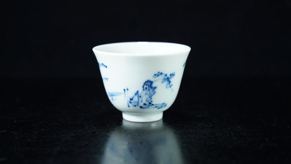 鈴木涼子 染付山水文盃 [ Blue and White Sake Cup with