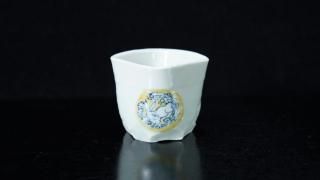 <img class='new_mark_img1' src='https://img.shop-pro.jp/img/new/icons8.gif' style='border:none;display:inline;margin:0px;padding:0px;width:auto;' />û Ĳֲʸ [ Blue and White Sake Cup with Yellow-glazed Wave and Rabbit Design by Ryoko Suzuki ]