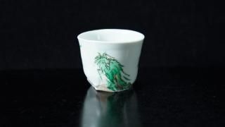 <img class='new_mark_img1' src='https://img.shop-pro.jp/img/new/icons8.gif' style='border:none;display:inline;margin:0px;padding:0px;width:auto;' />û кζʸ [ Green-glazed Sake Cup with Dragon Design by Ryoko Suzuki ]