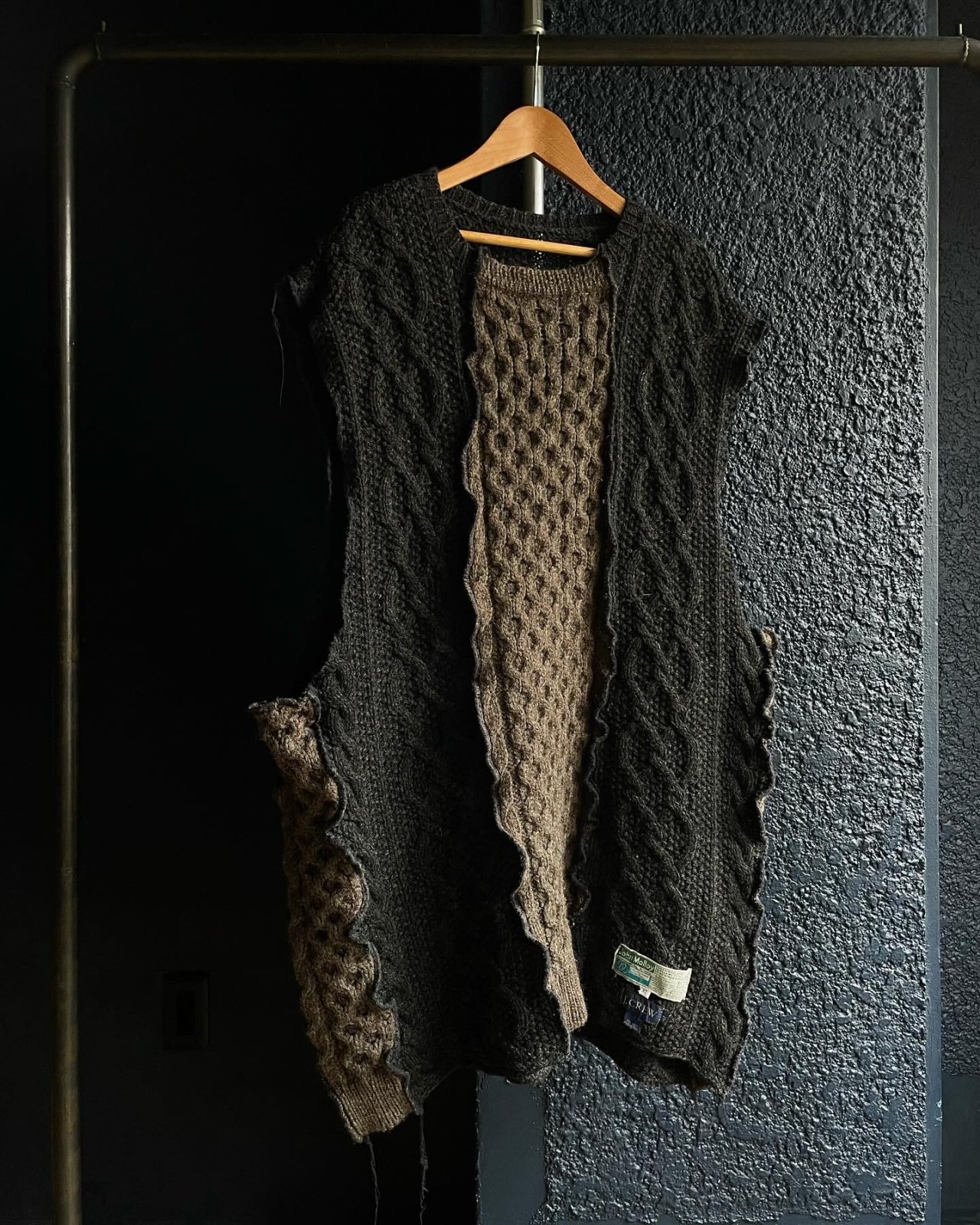 Overlock stitch design knit vest