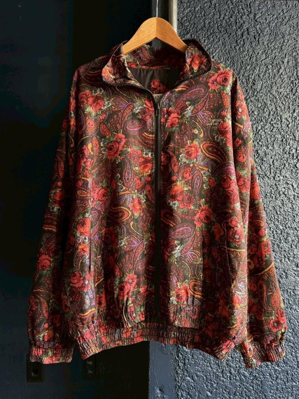 <img class='new_mark_img1' src='https://img.shop-pro.jp/img/new/icons14.gif' style='border:none;display:inline;margin:0px;padding:0px;width:auto;' />flower paisley silk JKT