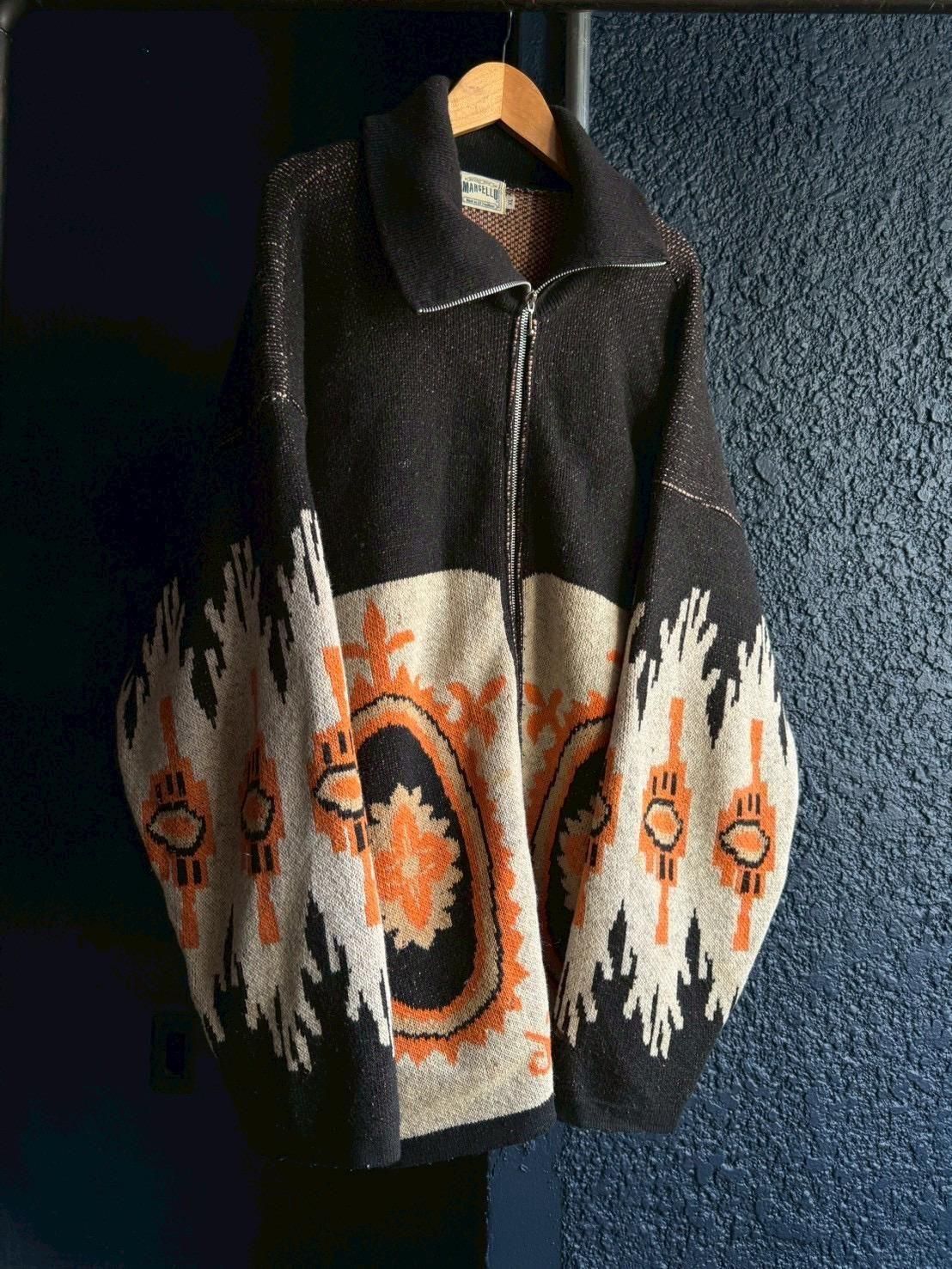 <img class='new_mark_img1' src='https://img.shop-pro.jp/img/new/icons14.gif' style='border:none;display:inline;margin:0px;padding:0px;width:auto;' />native pattern zip up knit