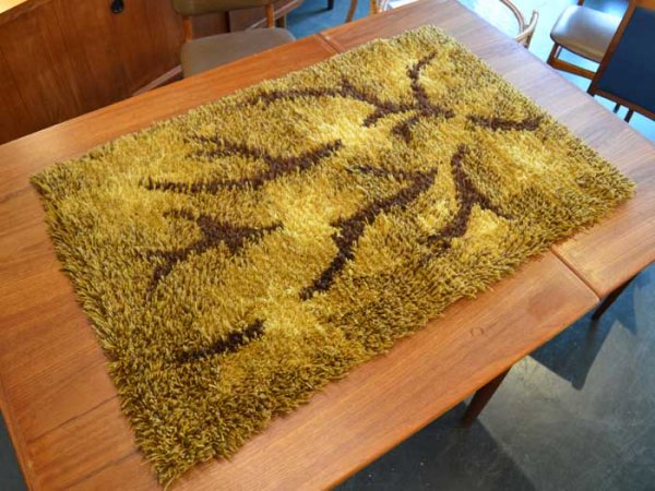 Size:W700 D1100mm<br>スカンジナビアの伝統的な織りのマット。<br>Vintaged Rug From Denmark