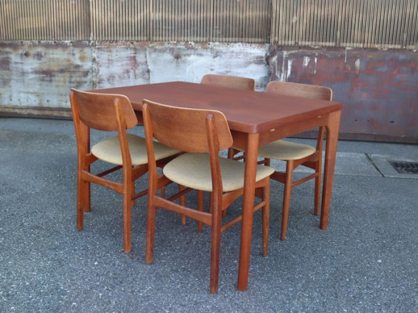 【SOLD OUT】Henning Kjaernulfデザイン。Size:W1200 D845 H730<br>Teak Dining Table