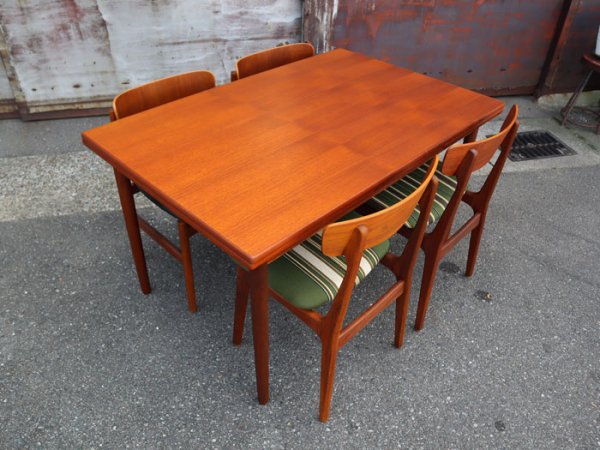 【SOLD OUT】Size:W1297　D840　H730mm<br>椅子を引き立てる！北欧ヴィンテージのスタンダードデザイン。<br>Teak Rectangle Dining Table