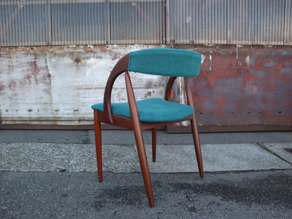 目をひくアイコニックなデザイン。ブルーグリーン×チーク材の相性も◎<br>Teak Dining Chair<br>