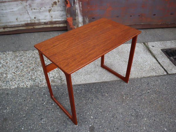 Size:W650　D370　H520mm<br>程よいサイズのチーク材サイドテーブル。<br>Teak Side Table<br>