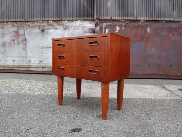 Size:W533 D305 H542mm<br>太めの脚がチャームポイント！<br>Teak Small Chest<br>