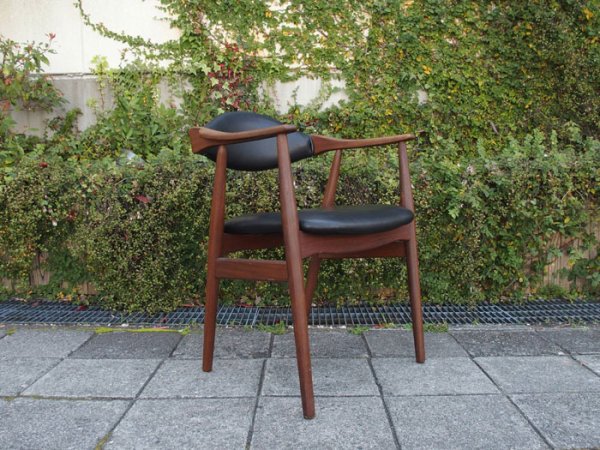 コンパクトなサイズ感のチーク材フルアームチェア<br>Teak Arm Chair<br>