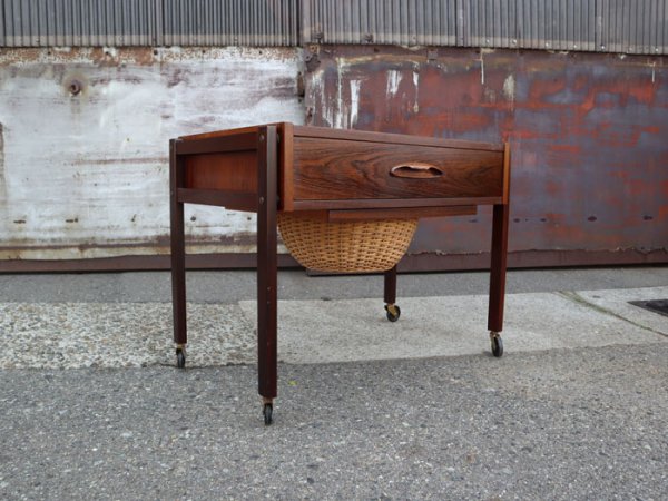Size:W660 D415 H505mm<br>バスケット＆キャスター付！<br>Rosewood×Teak Sewing Table<br>
