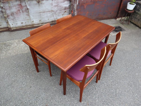 【SOLD OUT】Size:W1380　D875　H753mm<br>天板の木目が美しく、存在感のある1台<br>Teak Rectangle Dining Table<br>