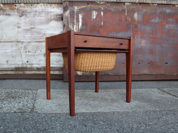 SOLD OUTSize:W465D395H450mm<br>ܤ󥰥ơ֥롣<br>Rosewood Sewing Table<br>