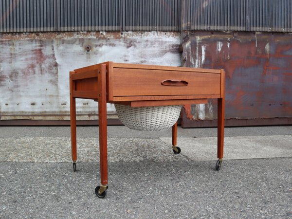 Size:W660 D418 H507mm<br>ߥХåȤİ餷<br>Teak Sewing Table<br>