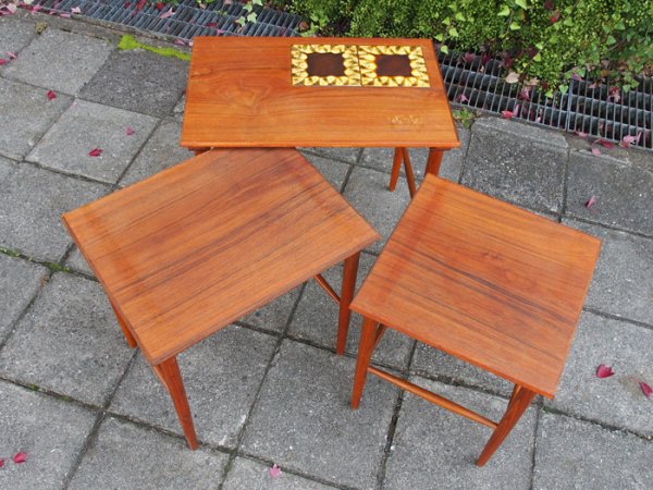 Size:W565 D405 H485mm<br>ݥȥ뤬ΥȤˡ<br>Teak Tiletop Nesting Table<br>