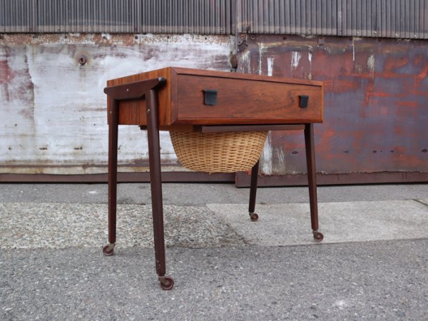Size:W640 D410 H580mm<br>天板の木目がとにかく素敵！<br>Rosewood×Teak Sewing Table<br>