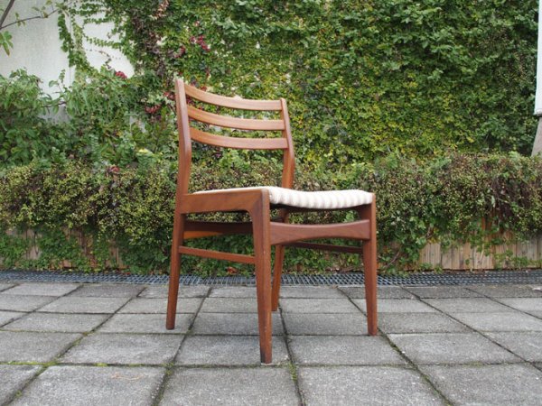 すっきりとシンプルなフレームに優しいデンマーク製ウールのストライプ柄。<br>Teak Dining Chair<br>