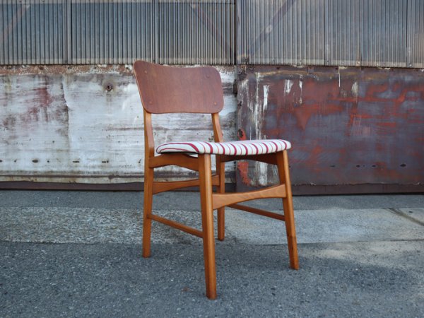 Ib Kofod-Larsenデザイン。独特の背もたれの形状。コンパクトながら座りも◎<br>Teak×Beech Dining Chair<br>