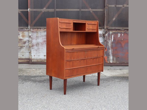【SOLD OUT】Size:W886　D413　H1090mm<br>引出し数が多く収納家具としても◎<br>Teak Writing Bureau<br>