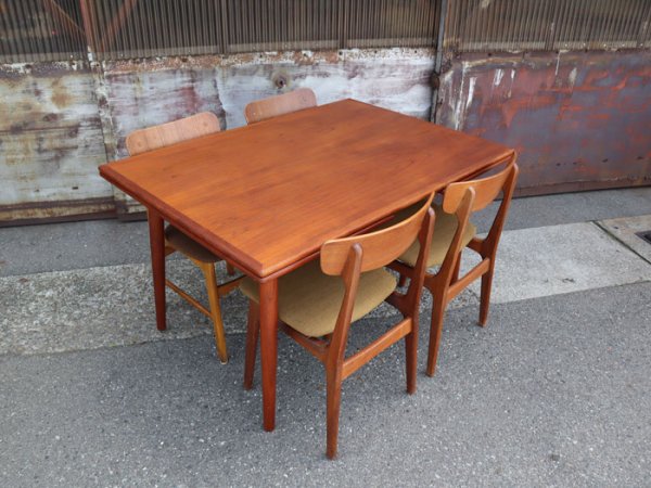 Size:W1320　D900　H730mm<br>テーパーに広がった脚。幕板のアールも素敵！<br>Teak Rectangle Dining Table<br>