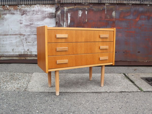 Size:W650 D305 H560mm<br>現代の家具にすっと馴染む明るいカラー。 <br>Oak Small Chest<br>