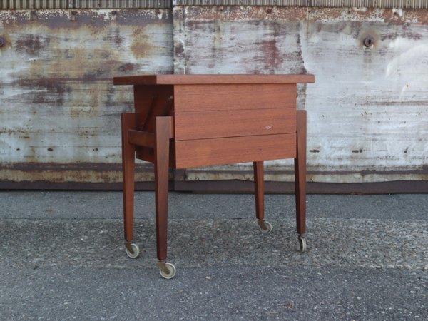 Size:W570D340 H605mm<br>斜めに伸ばすと収納が出てくる楽しい1台<br>
Teak Sewing Table<br>