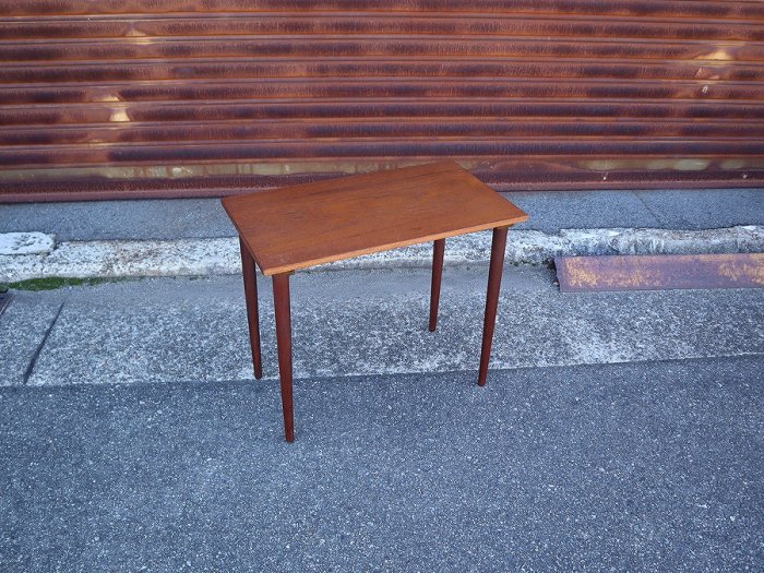 Size:W580 D330 H488mm<br>チークの木目が美しいサイドテーブル。<br>Teak Side Table<br>