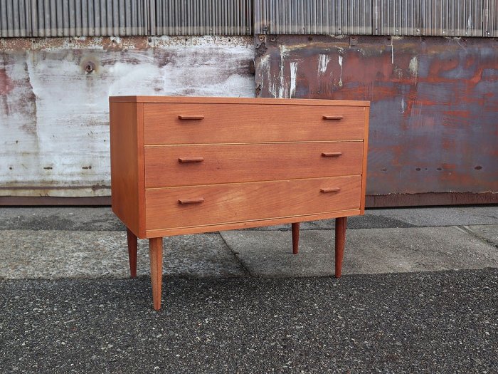Size:W750 D390 H607mm<br>小さいのに目を惹く取っ手。<br>Teak Middle Chest<br>