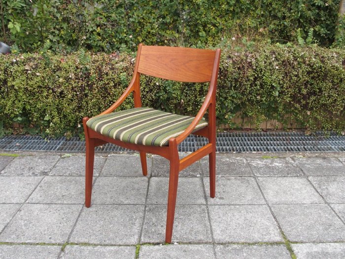 H.Vestervig Eriksenデザイン。肩から前方へ流れるカーブが素敵な1脚。<br>Teak Dining Chair<br>
