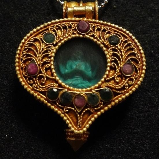 上肯西蔵紅玉髄「四臂観音菩薩」50㎜薬師珠52珠ネックレス 仏像彫刻、裏あり。 上肯西蔵紅玉髄「四臂観音菩薩」50㎜薬師珠52珠ネックレス