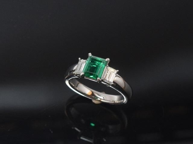 Pt900  高品質 エメラルドリング　E0.64ct　D0.25ct