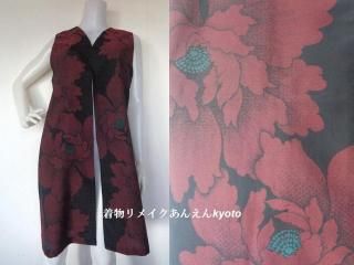 <img class='new_mark_img1' src='https://img.shop-pro.jp/img/new/icons24.gif' style='border:none;display:inline;margin:0px;padding:0px;width:auto;' />アンティーク 夏お召 から Vネック ロングベスト 大きな牡丹柄 9号〜15号 黒系 単衣 M*手洗い可能*