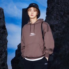 <img class='new_mark_img1' src='https://img.shop-pro.jp/img/new/icons32.gif' style='border:none;display:inline;margin:0px;padding:0px;width:auto;' />FILA【Find your Basics】BTS着用モデルパーカー (Brown)