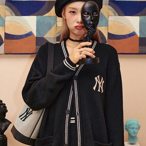 MLB Korea ロゴ Vネックカーディガン | BLACK - NOISEANDKISSES MLB Korea ロゴ Vネックカーディガン | BLACK - NOISEANDKISSES