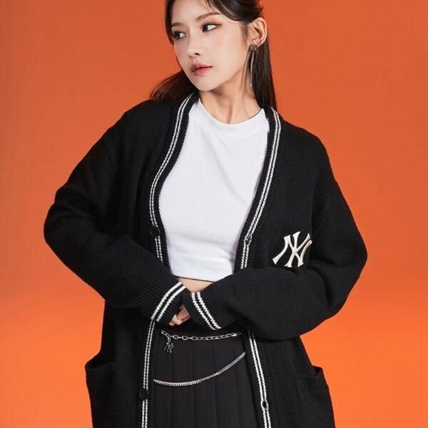 MLB Korea ロゴ Vネックカーディガン | BLACK - NOISEANDKISSES MLB Korea ロゴ Vネックカーディガン | BLACK - NOISEANDKISSES