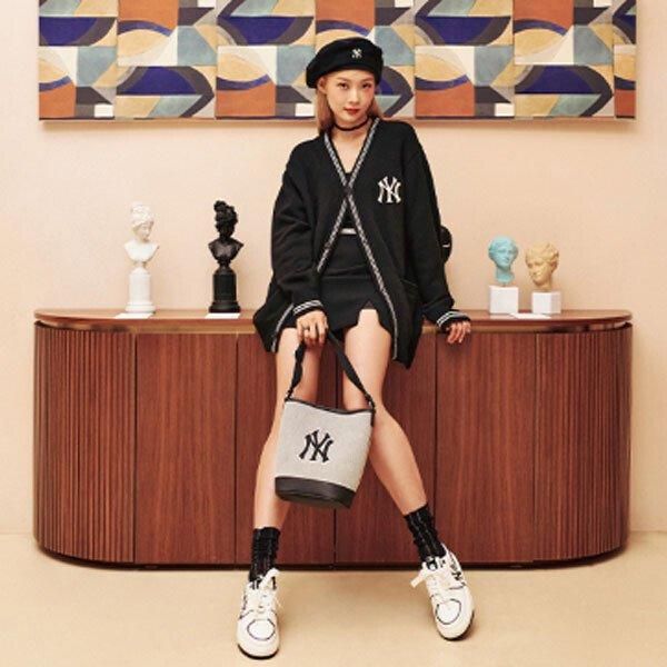 MLB Korea ロゴ Vネックカーディガン | BLACK - NOISEANDKISSES MLB Korea ロゴ Vネックカーディガン | BLACK - NOISEANDKISSES