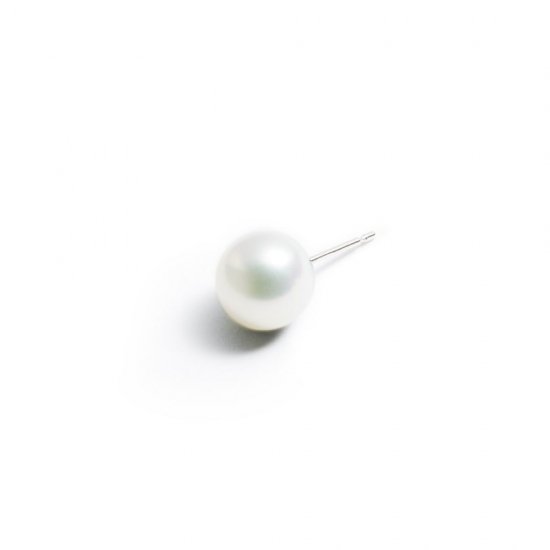 spinster pierced earring / medium pearl white