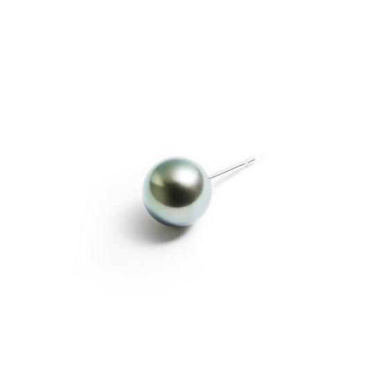 spinster pierced earring / medium pearl green